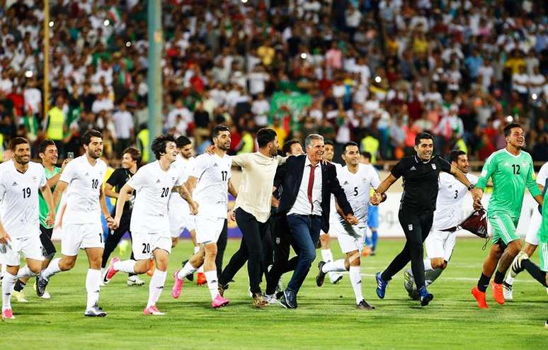Jogadores e comissão técnica do Irã comemoram classificação para a Copa