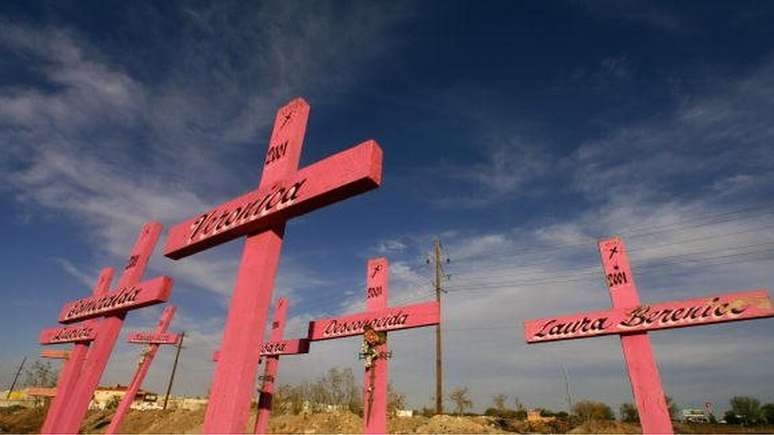 Cruzes marcando o local em que os corpos de oito mulheres, encontrados em 2001