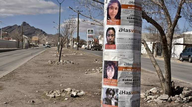Cartazes com fotos de mulheres desaparecidas