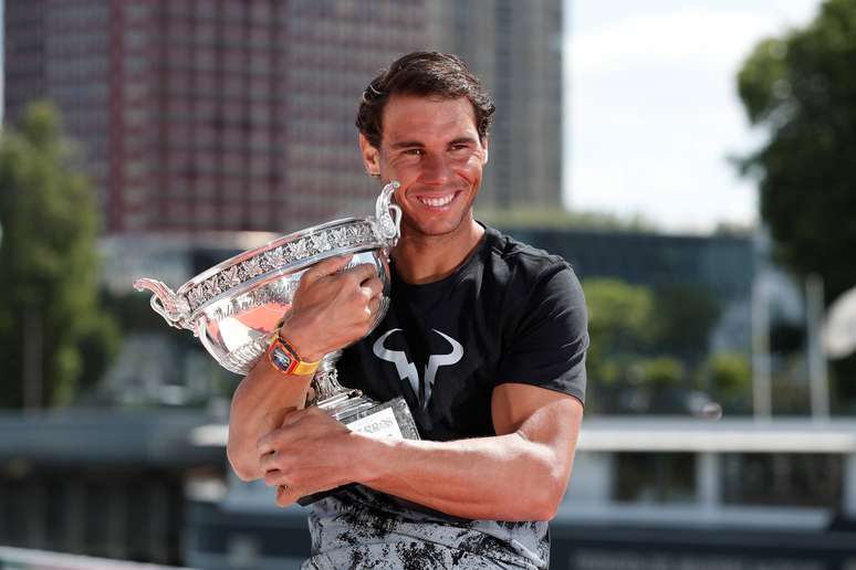 Nadal posa com o troféu da conquista de Roland Garros