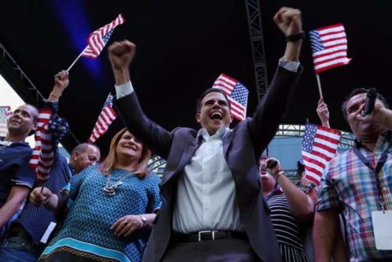 O governador de Porto Rico, Ricardo Rosselló (ao centro), e a representante sem direito a voto da ilha na Câmara de Representantes em Washington, Jenniffer González (a terceira à esquerda), comemoram o resultado do referendo para que a ilha se torne um estado norte-americano