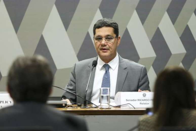 O senador Ricardo Ferraço faz a leitura do relatório sobre a proposta de reforma trabalhista na Comissão de Assuntos Sociais do Senado 