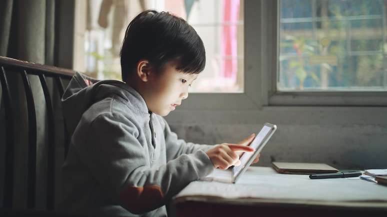 Menino asiático com tablet