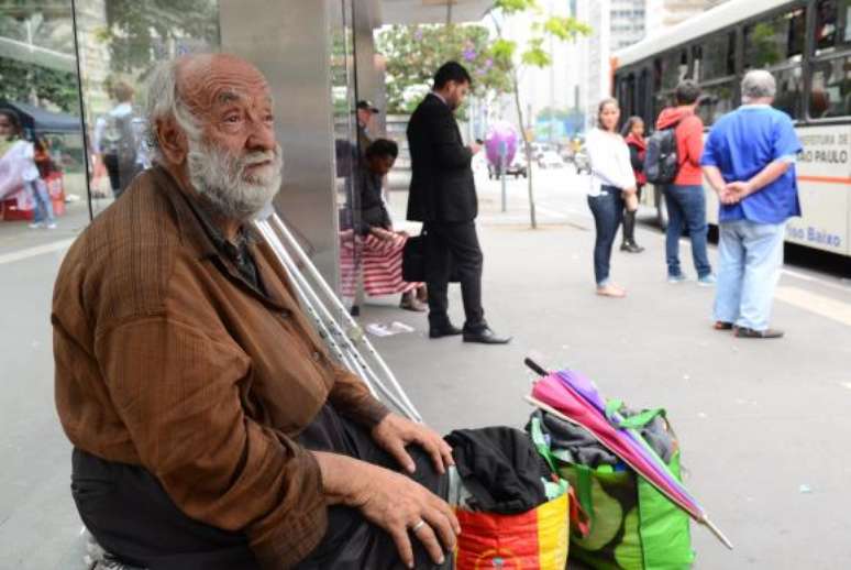 José Aparecido Nogueira, 73 anos, foi morar na rua após a prefeitura derrubar muro e interditar hotel que ele usava na região da Cracolândia, em São Paulo   