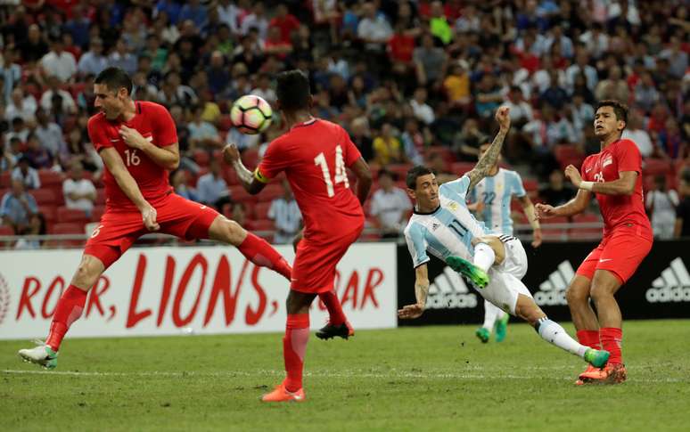 Di Maria arrisca um voleio durante o amistoso entre Argentina e Singapura