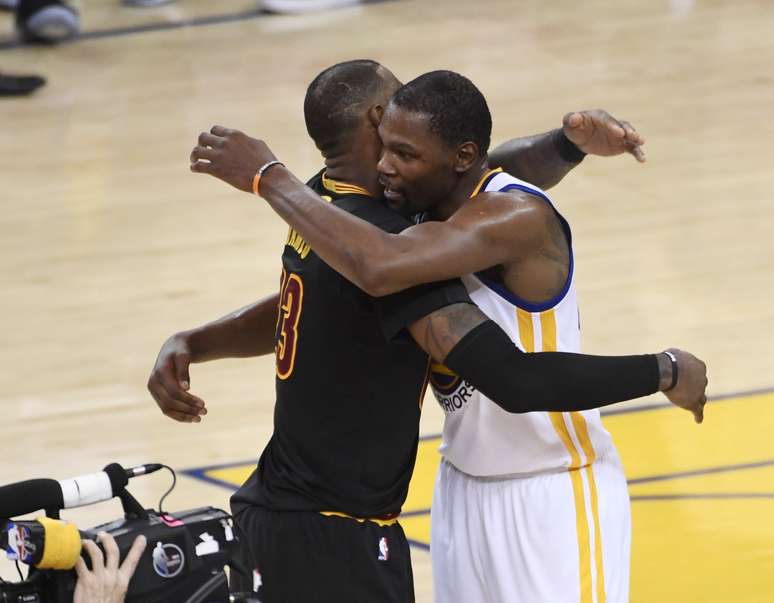 Lebron James, do Cleveland Cavaliers, abraça Kevin Durant, do Golden State Warriors, ao final da partida