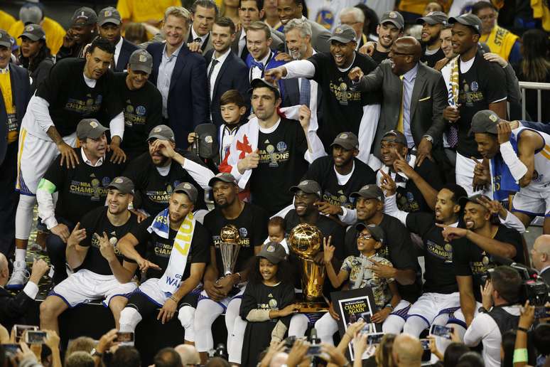 Equipe do Golden State Warriors posa com o troféu de campeão da temporada 2016/2017 da NBA