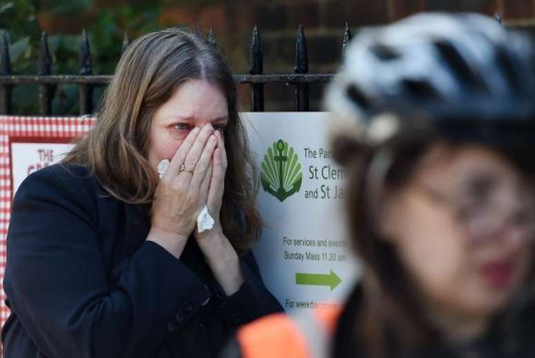 Testemunhas acompanham emocionadas o trabalho de combate ao fogo e resgate de vítimas do incêndio no edifício Grenfell Tower no bairro North Kensington, em Londres