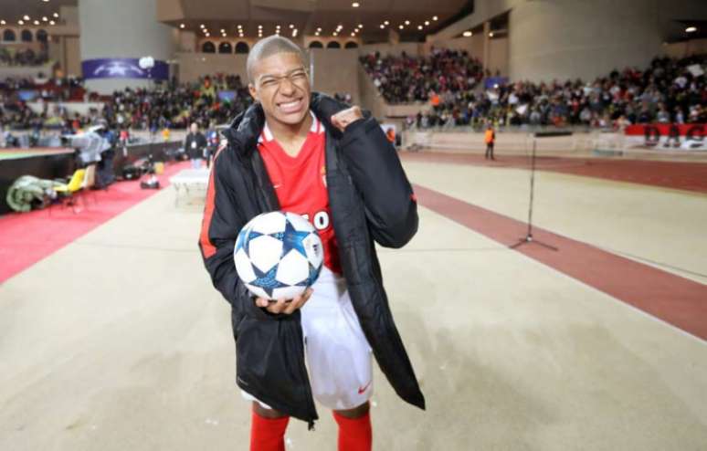 Mbappé já é titular absoluto no Monaco e, na seleção, vem ganhando espaço rapidamente (Foto: Valery Hache / AFP)