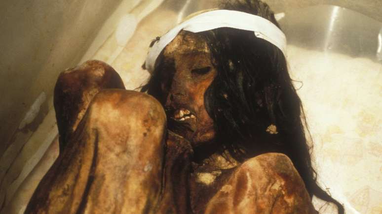 A múmia Juanita é um corpo muito bem preservado de uma menina inca; acredita-se que ela morreu entre 1450 e 1480, quando tinha entre 12 e 13 anos 