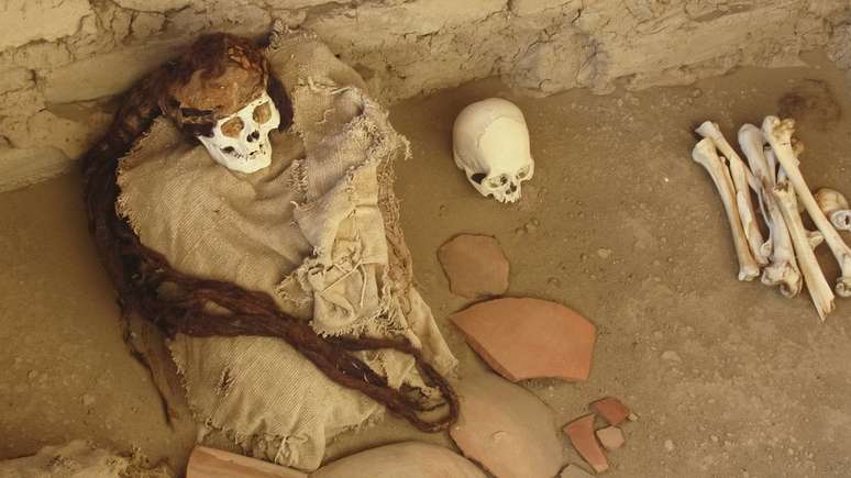 Múmia do cemitério Chauchilla em Nazca, no Peru. Conservação foi possível graças ao clima árido do deserto onde está o cemitério 