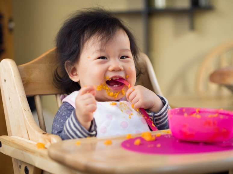 Bebê precisa conseguir ficar sentado sem muito apoio para poder começar a comer alimentos sólidos sozinho