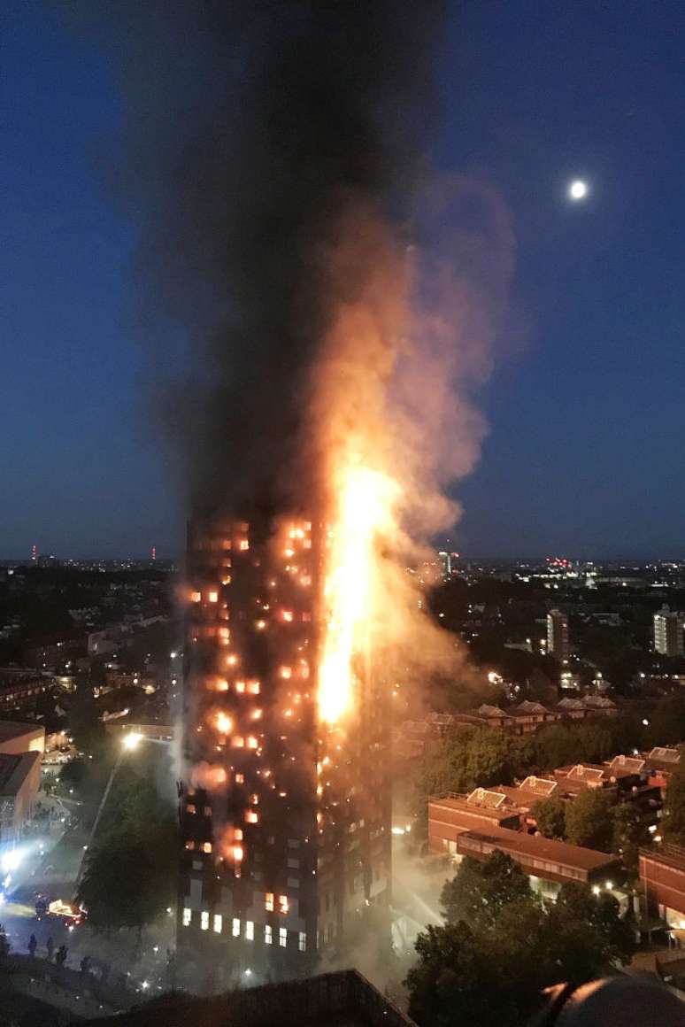 Incêndio atinge prédio residencial em Londres e deixa vários mortos