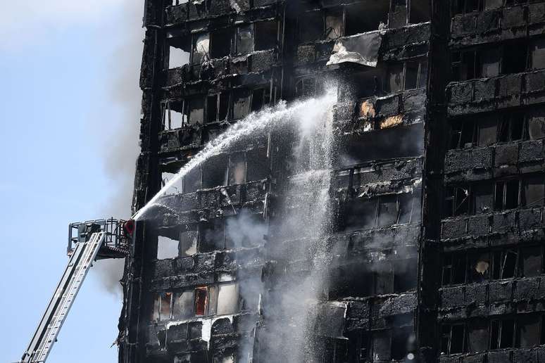 Bombeiros combatem o incêndio no prédio com mais de 20 andares em Londres