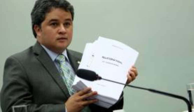 Líder do DEM, Efraim Filho concorda com proposta de rapidez de Rodrigo Maia