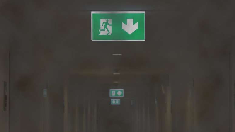 Corredor com fuma&ccedil;a