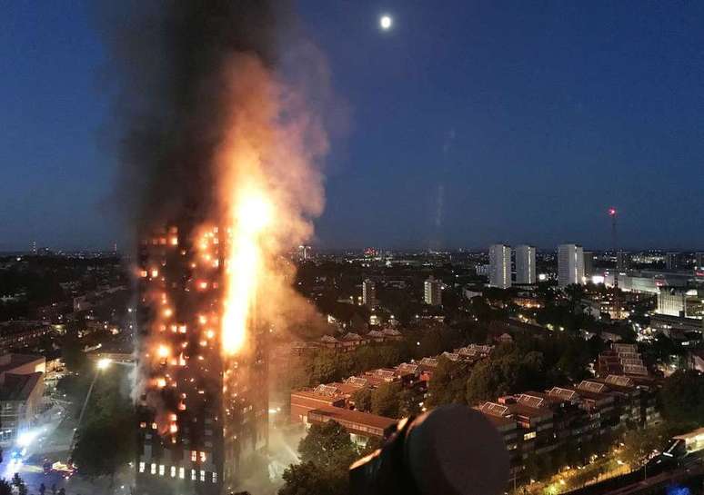 Incêndio em prédio no Reino Unido mata cerca de 30 pessoas