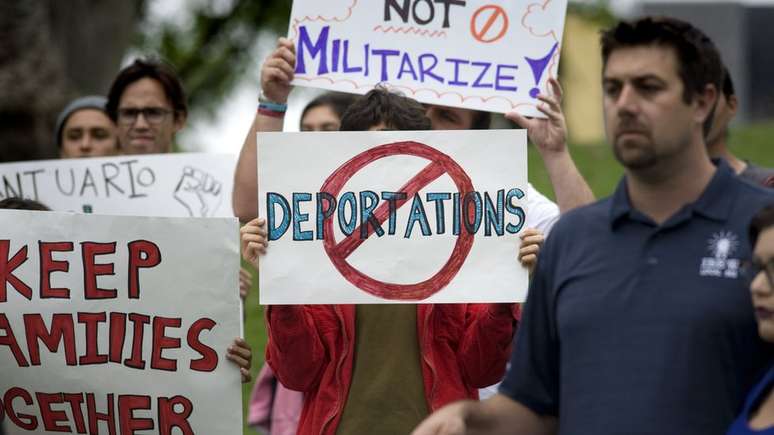Pessoas fazem protesto contra deportações na Califórnia