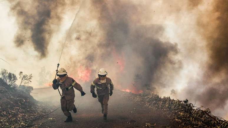 Bombeiros combatem o incêndio em Portugal