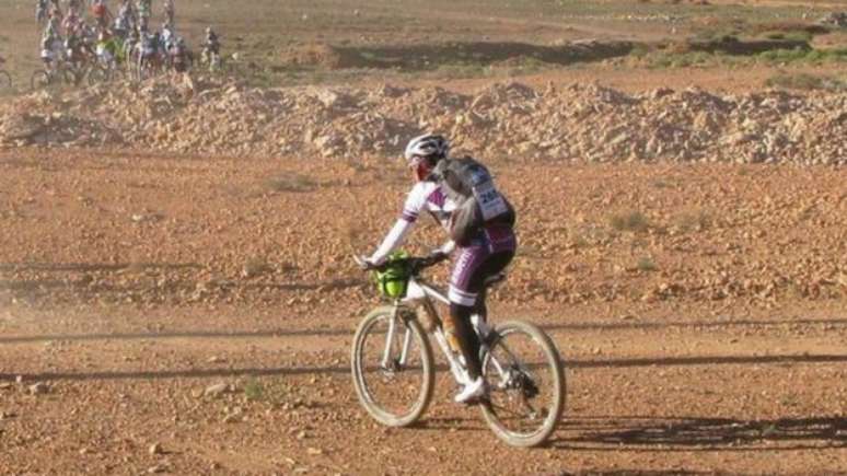 Mulher pedalou 600 km em seis dias no Saara para chamar a atenção para doença de seu filho