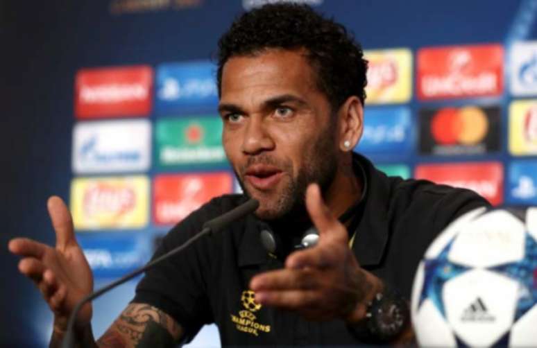 Daniel Alves vai rescindir com a Juve (Foto: Handout / UEFA / AFP)