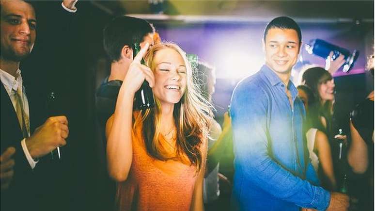 Jovens bebendo cerveja em uma festa