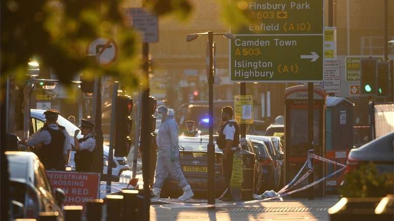 Polícia isolou rua em Finsbury Park onde vários pedestres foram atropelados por van