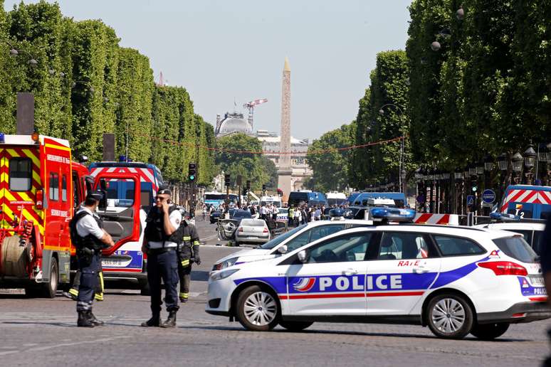 Policiais isolaram a Champs Elysees após incidente