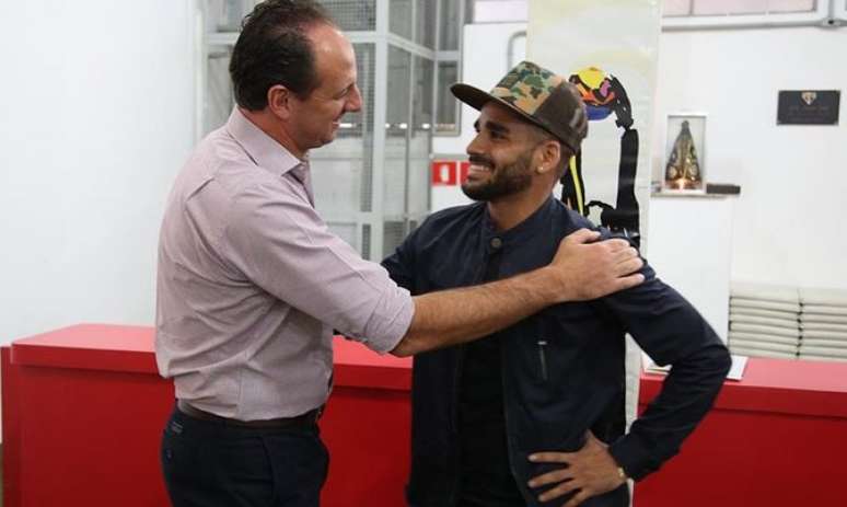 Douglas cumprimentou Rogério no vestiário antes da partida do São Paulo contra o Atlético-MG