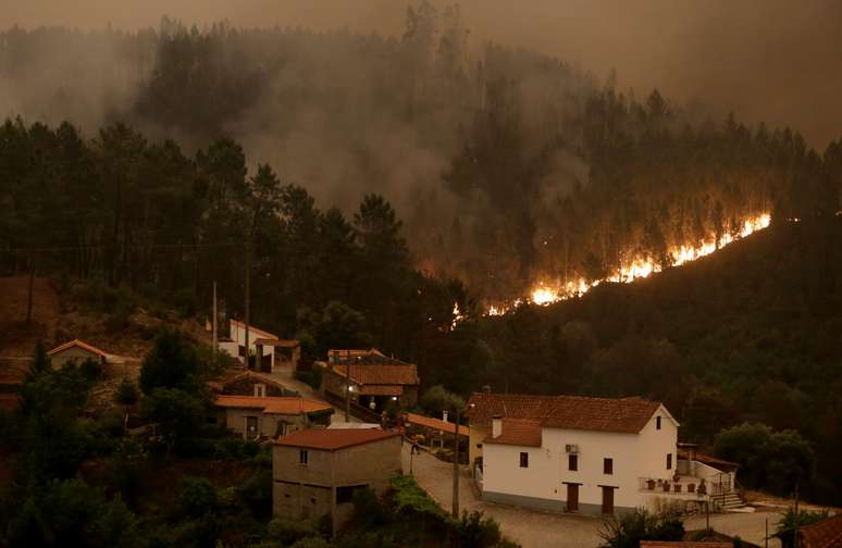 Incêndio florestal em Portugal começou com a quede de um raio na mata