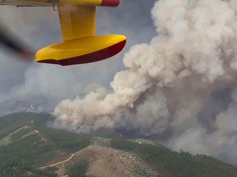 Vista aérea mostra a coluna de fumaça causada pelo incêndio florestal em Portugal