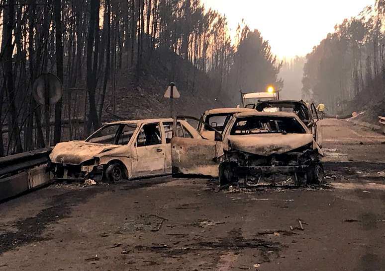 Carros ficaram queimados em estrada que corta a floresta em localidade portuguesa