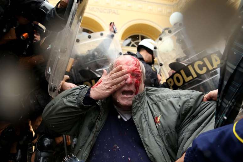 Confusão entre manifestantes e policiais militares deixa feridos durante protesto em frente à Câmara Municipal de Curitiba (PR), na manhã desta terça-feira (20). 