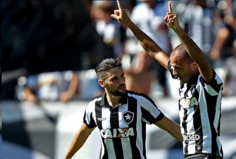 Atacantes marcaram os dois gols do triunfo do Botafogo contra a Chapecoense, no domingo (Foto: Divulgação)