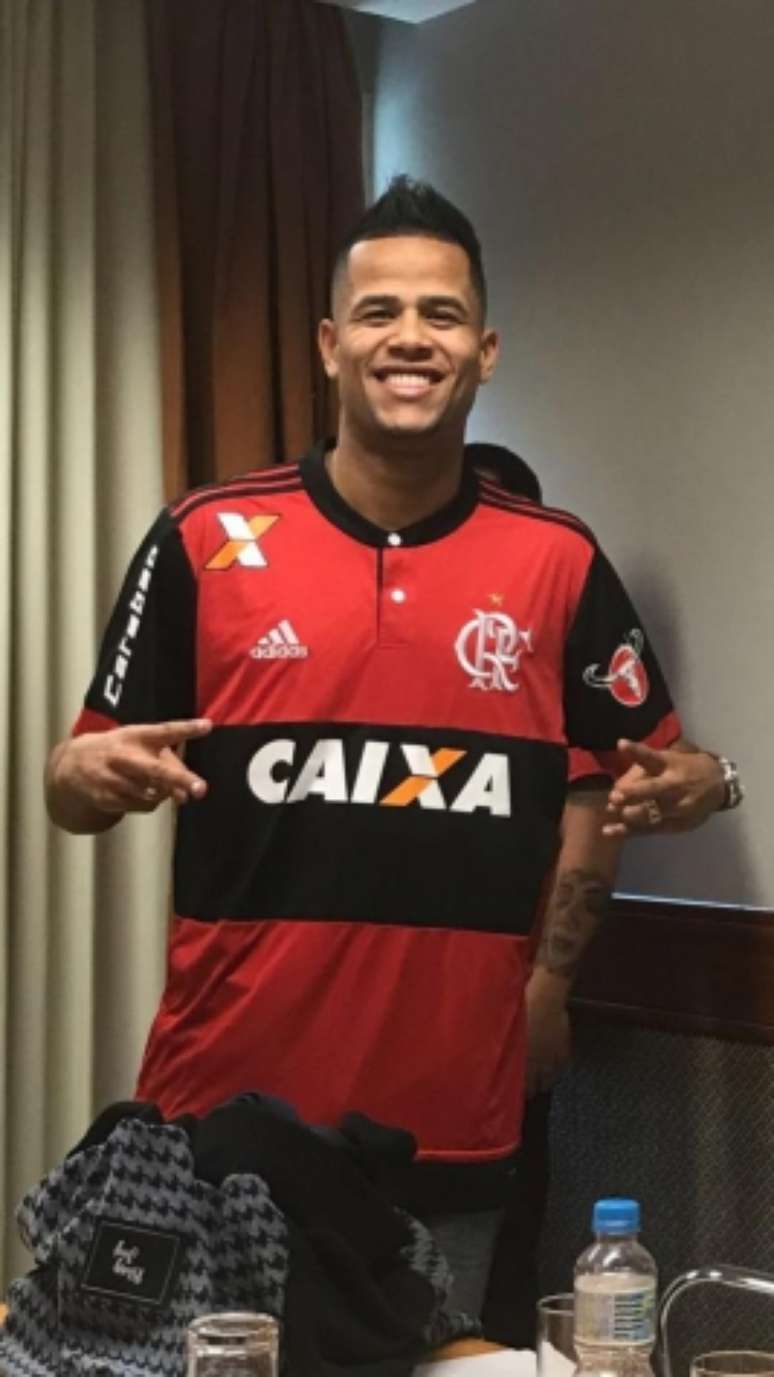 Geuvânio já posou com a camisa do Flamengo (Foto: Reprodução / Twitter)