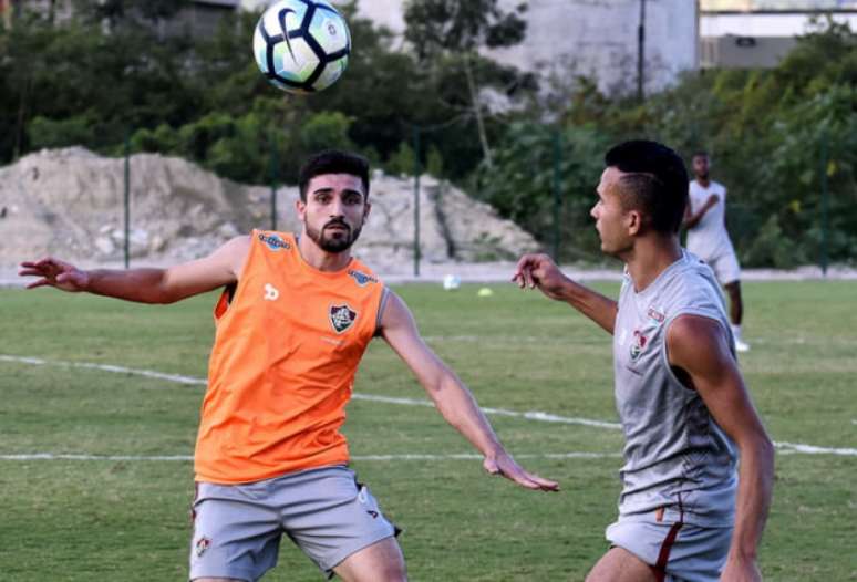 Peu (laranja) retornou da Eslováquia e treina no Flu há mais de uma semana (Foto: Mailson Santana/Fluminense F.C.)