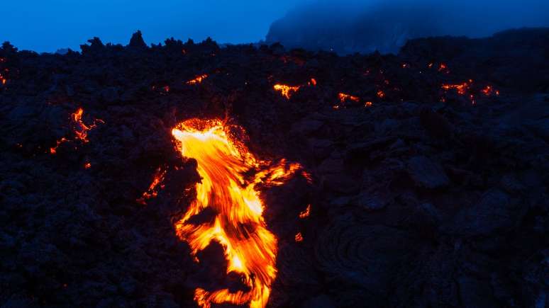 Cenário nesse período de alta atividade de vulcões era de 'fissuras, rachaduras se abrindo na crosta terrestre com fogo e lava jorrando para fora' 