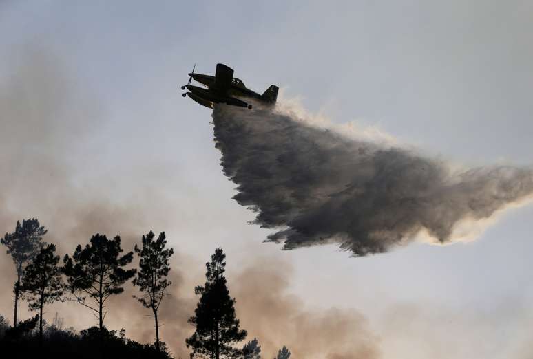 Avião despeja água em foco de incêndio florestal na região de Mendeira