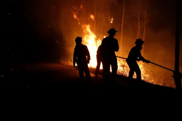 Membros da Unidade de Emergência espanhola ajudam no combate ao fogo em Cernache do Bonjardim