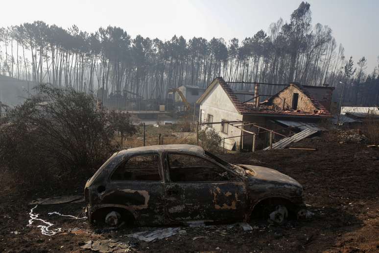 Casa e carro queimados são vistos em Castanheira de Pera