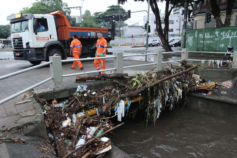 O Rio Maracanã transbordou e as ruas próximas ficaram alagadas. A chuva forte começou no fim da noite desta segunda (19). Ainda assim, terra e pedaços de madeira ficaram pelo caminho deixado pela inundação.