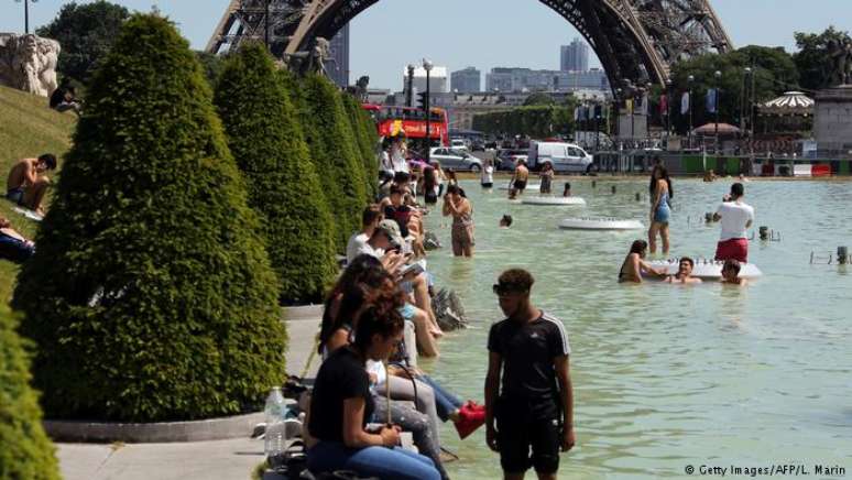 Pessoas se refrescam em fonte da Praça do Trocadero, em Paris