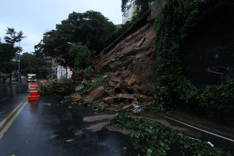 Queda de muro interditada a rua Cosme Velho, na altura do Corcovado, no Rio de Janeiro (RJ), na manhã desta quarta-feira (21).