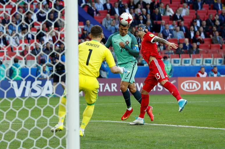 Cristiano Ronaldo cabeceia para marcar o gol da vitória de Portugal sobre a dona da casa Rússia