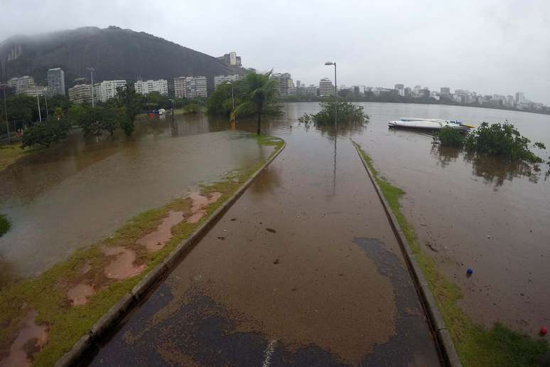 Vista de área alagada do parque na lagoa Rodrigo de Freitas, zona sul do Rio de Janeiro (RJ), na manhã desta quarta-feira (21).