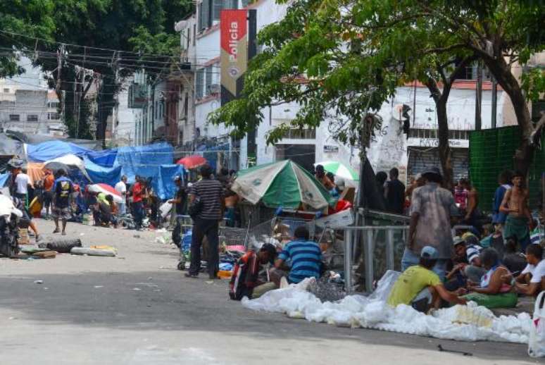 Os usuários de drogas que estavam concentrados na Praça Princesa Isabel, na região central da capital paulista, se deslocaram para a esquina da Rua Helvetia, próximo a Estação Júlio Prestes, na Cracolândia