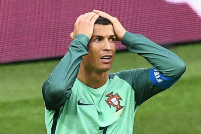 Cristiano Ronaldo tomou atitude diferente de outros jogadores, como Di María (Foto: Yuri Kadobnov / AFP)