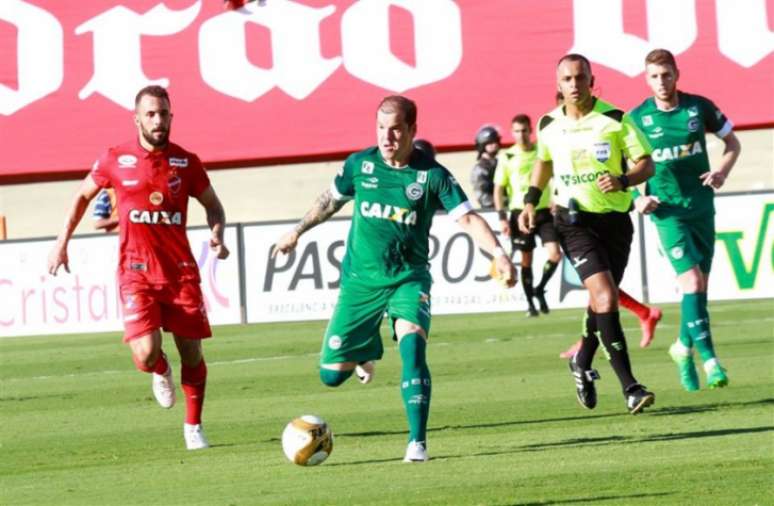 Tiago Luis em ação pelo Goiás contra o Vila Nova, na disputa pelo Campeonato Goiano (Foto: Divulgação/Goiás)