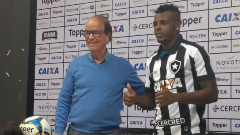 Marcos Vinícius recebeu a camisa do gerente de futebol do Botafogo, Antônio Lopes (Foto: Vinícius Britto)