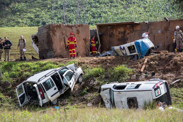 Acidente envolvendo duas ambulâncias, uma carreta e um ônibus deixa mais de 20 mortos e vários feridos no km 343 da BR-101, em Guarapari, Grande Vitória (ES), na manhã desta quinta-feira (22).